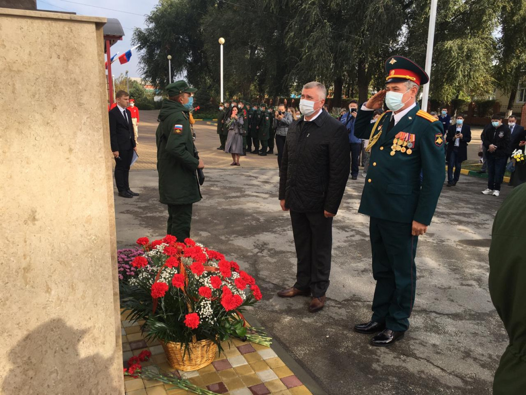 В Батайске открыли памятник легендарному летчику-асу Амет-Хану Султану